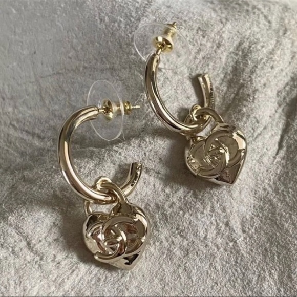CHANEL GOLD EARRINGS WITH CC LOGO IN THE CENTER - Picture 7 of 10